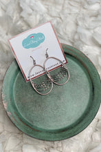 Load image into Gallery viewer, Garland Oval Earrings
